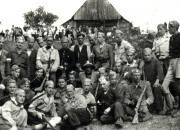 Partyzanci IV batalionu 1. psp AK podczas zaprzysiężenia na Skałce 24 września 1944. foto. Józef Nyka